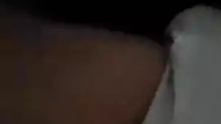 متعة مزدوجة: مص عميق وأصابع على البظر في جلسة نيك