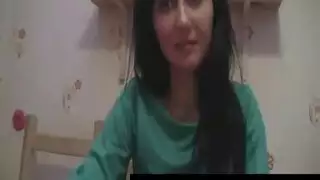 فتاة اللاتكس تثب بمؤخرتها المستديرة على قضيب صلب كالصخر