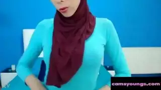 ام تجعل ابنها يرى بزازها