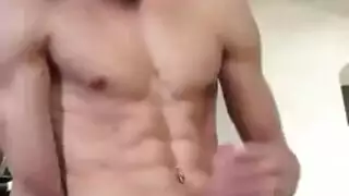 فتاة متبرجة تتحول إلى جلسة مص قضيب صريحة