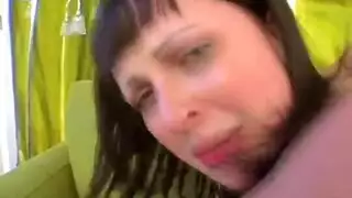 ‫إلهة ذات ثدي كبير تعبد قضيبًا سميكًا‬