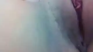 فتاة خلابة تتباهى بجسدها وتضاجع نفسها