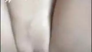 عاهرة شقراء تذهب بمفردها وتعطي جنساً فموياً مبللاً