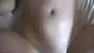 جنس صاخب في حافلة عامة ينتهي بالقذف على يديها