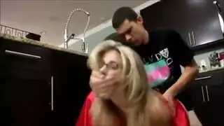 خيال زوجة الأب الإباحي: جنس قوي في المطبخ