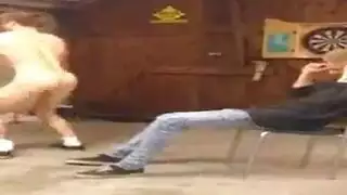 شباب هواة يمارسون الجنس معها بقسوة في فيلم بورنو صريح